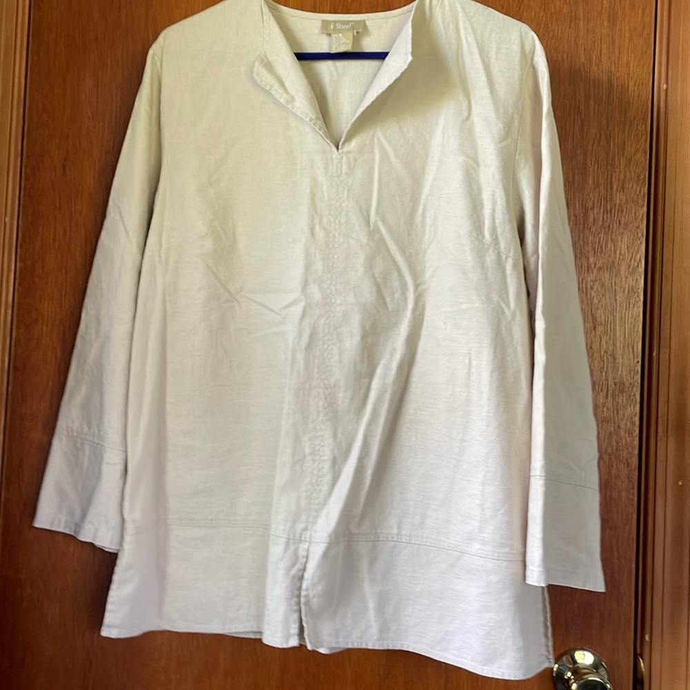 Linen and cotton blend tunic . Good details . Put to pit 18 inches length 27